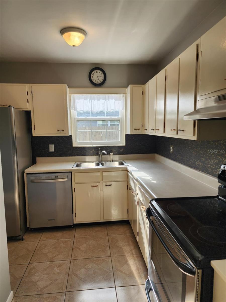 Listing photo id 5 for 7028 Merrick Lane