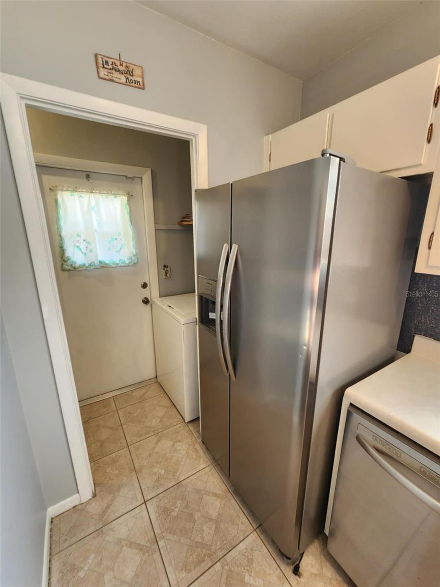 Listing photo id 7 for 7028 Merrick Lane