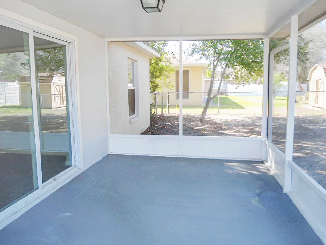 Listing photo id 12 for 14143 Redwood Street