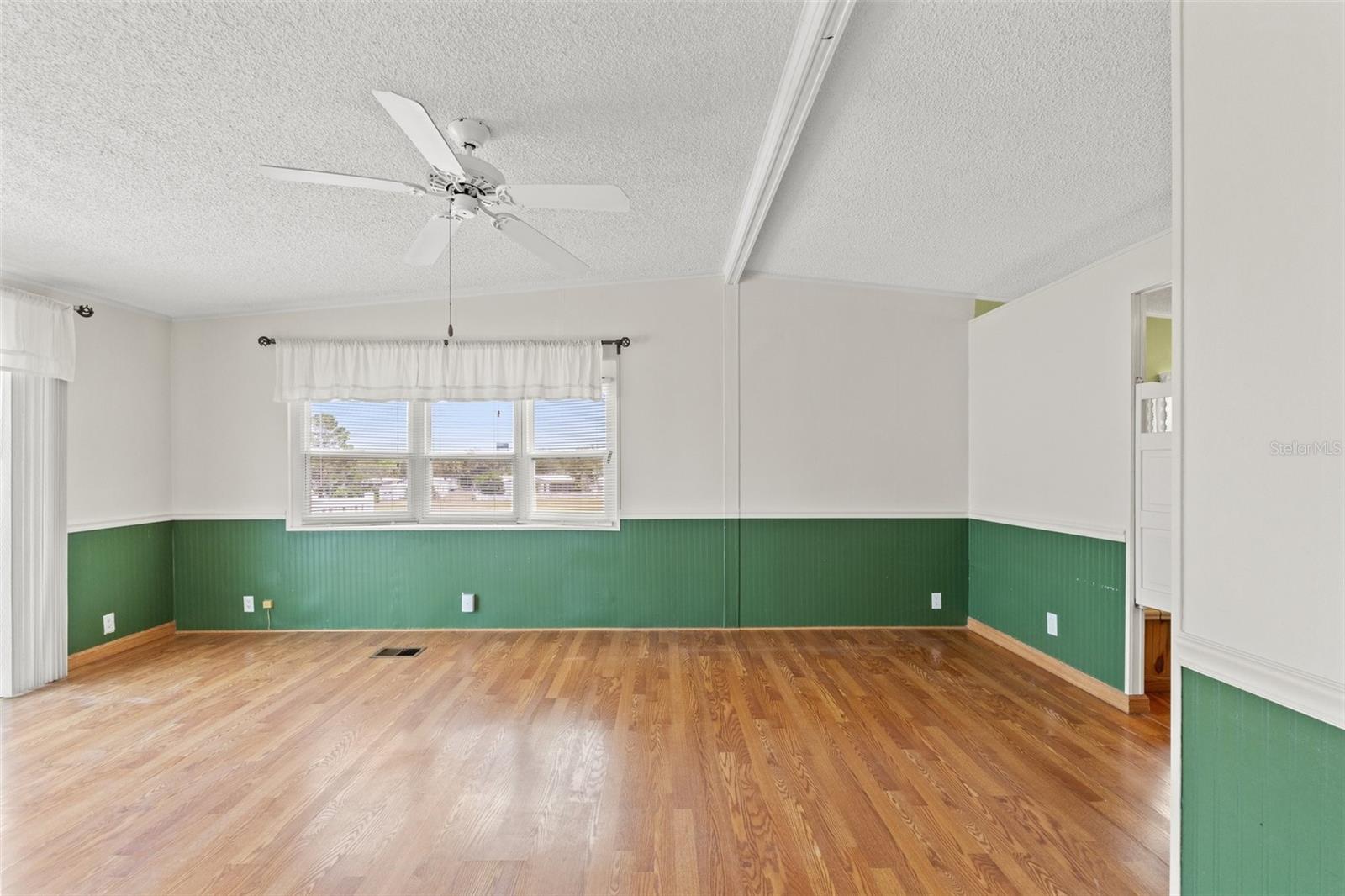 Image 12 of 40 For 14823 Rialto Avenue