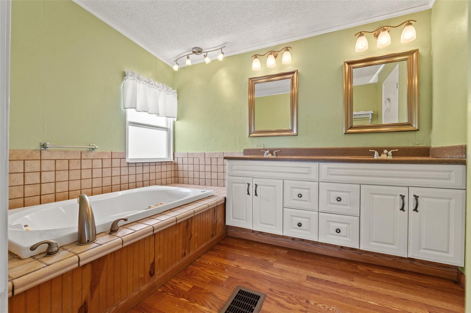Image 14 of 40 For 14823 Rialto Avenue