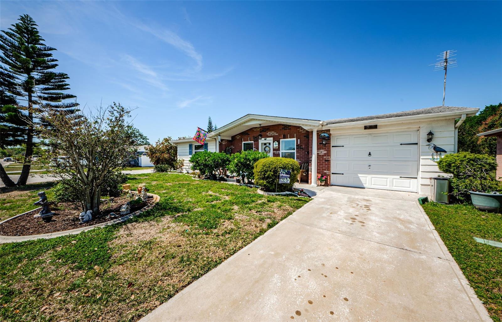 Listing photo id 3 for 4107 Glissade Drive