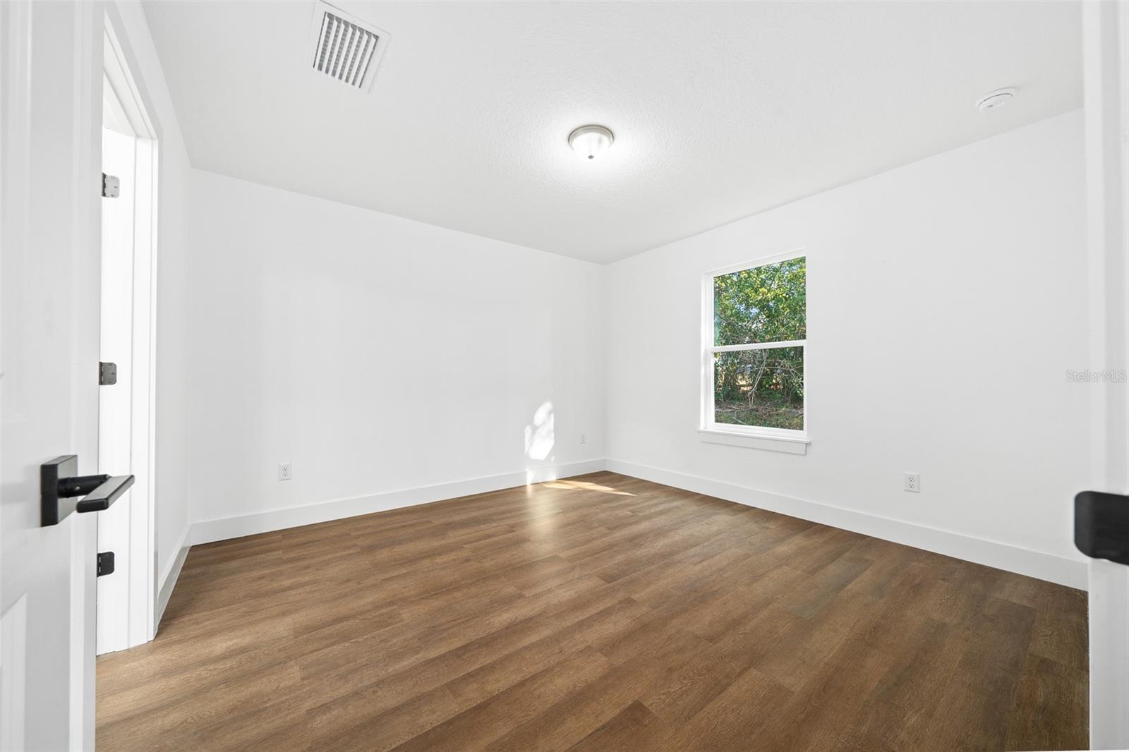 Image 11 of 24 For 3592 Arrowhead Avenue