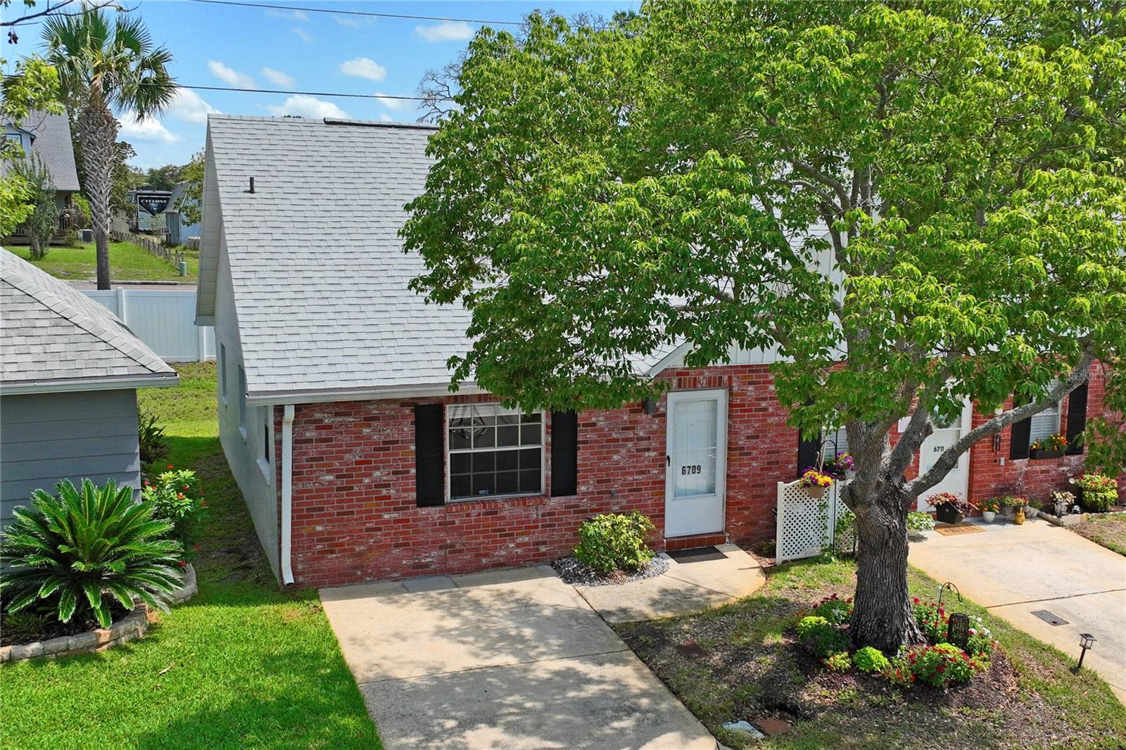 Listing photo id 40 for 6709 Devonshire Ln 10a