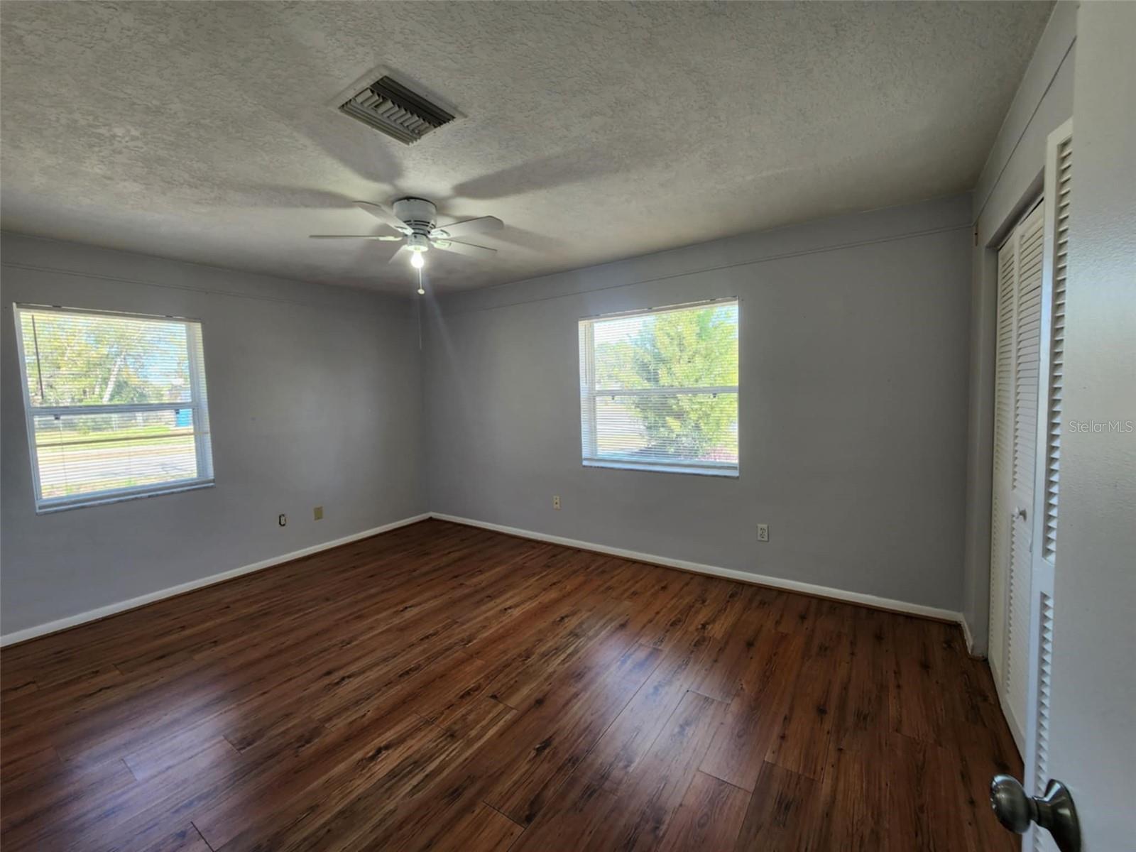 Listing photo id 9 for 6819 Treehaven Drive