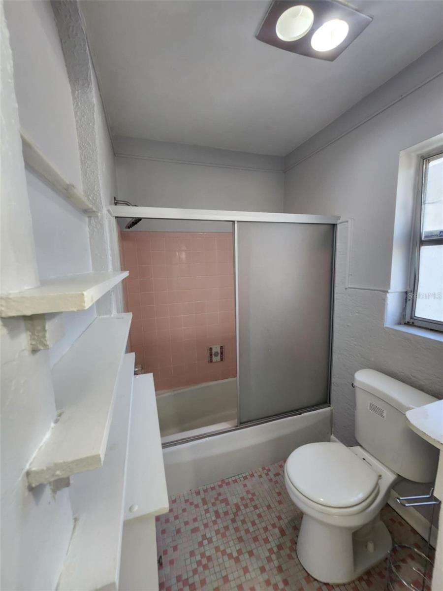 Listing photo id 13 for 6819 Treehaven Drive