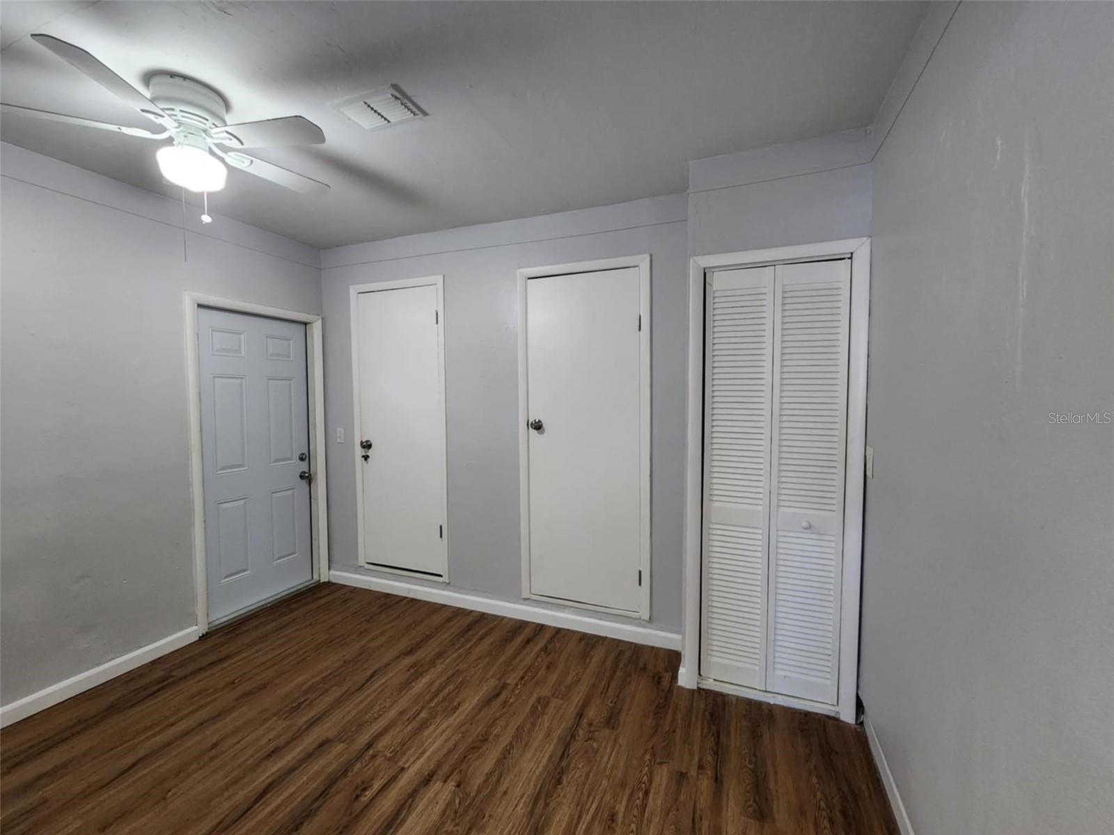 Listing photo id 15 for 6819 Treehaven Drive