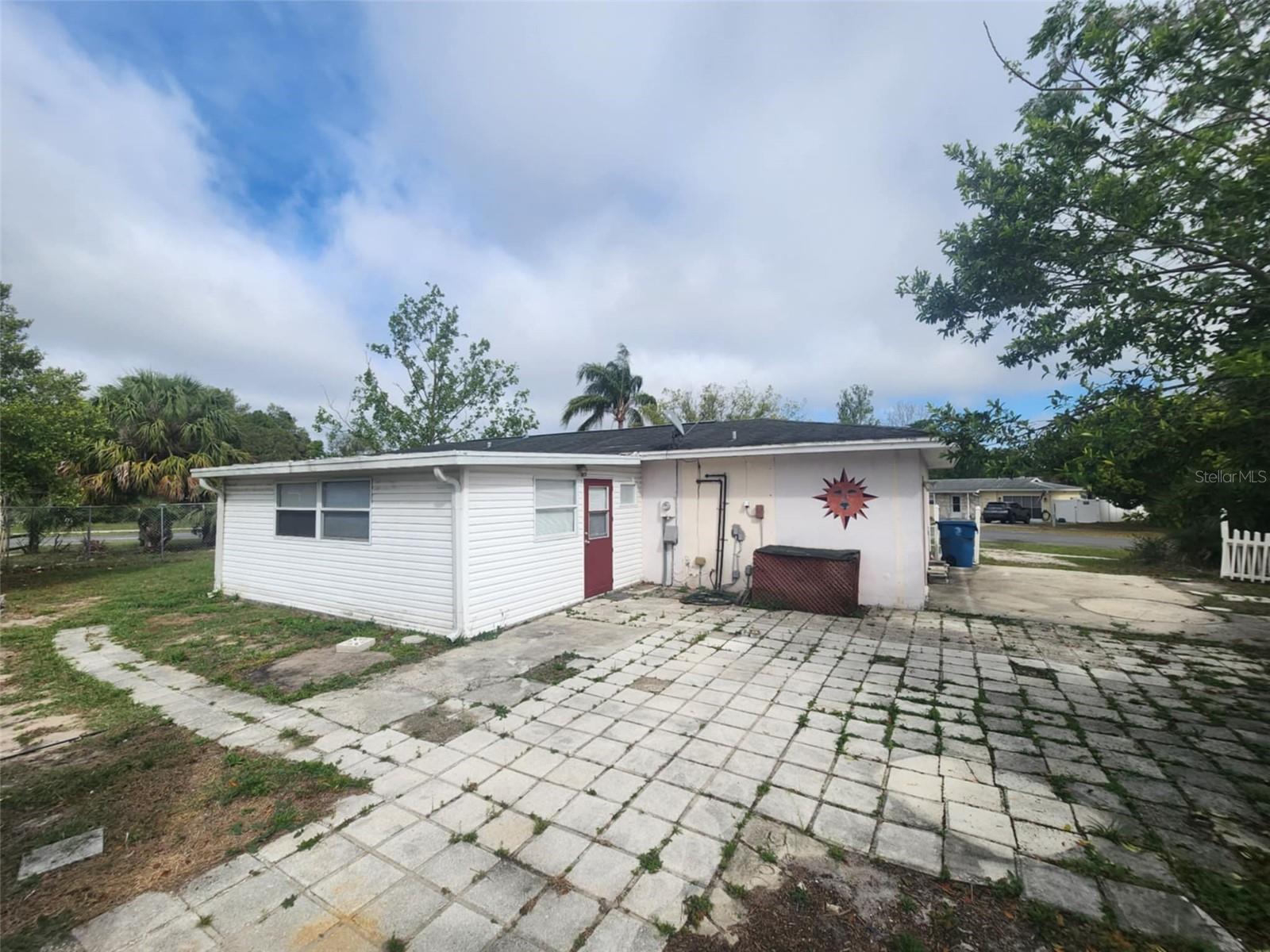 Listing photo id 16 for 6819 Treehaven Drive