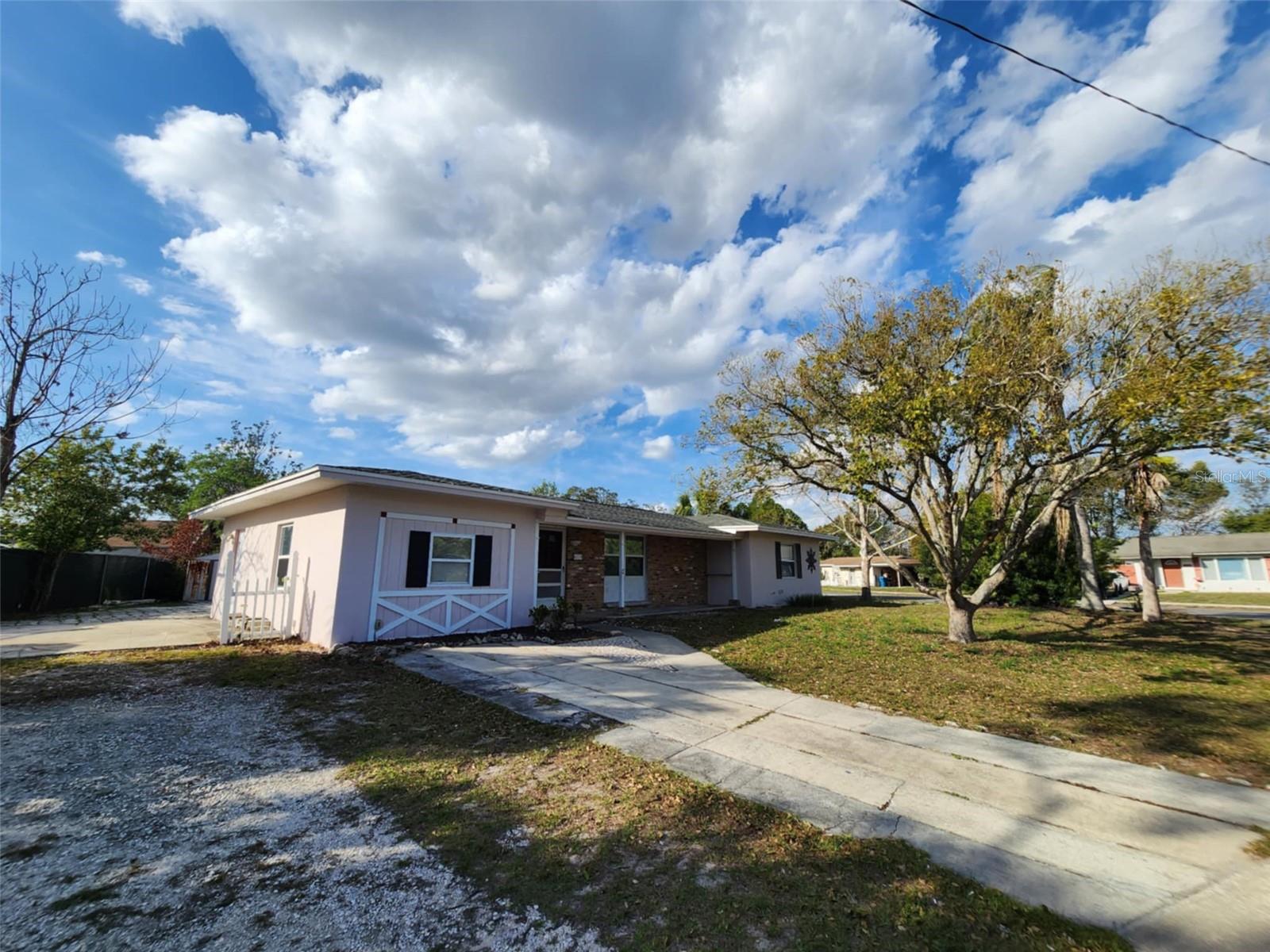 Listing photo id 0 for 6819 Treehaven Drive