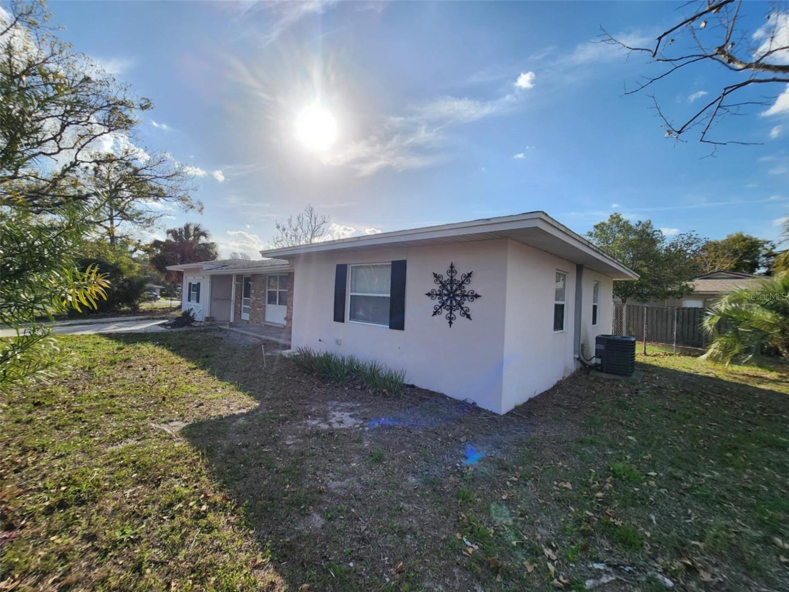 Listing photo id 1 for 6819 Treehaven Drive