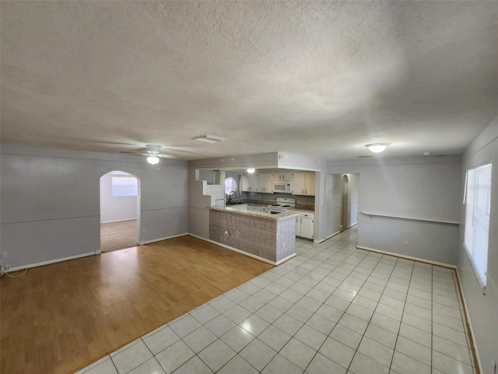 Listing photo id 2 for 6819 Treehaven Drive