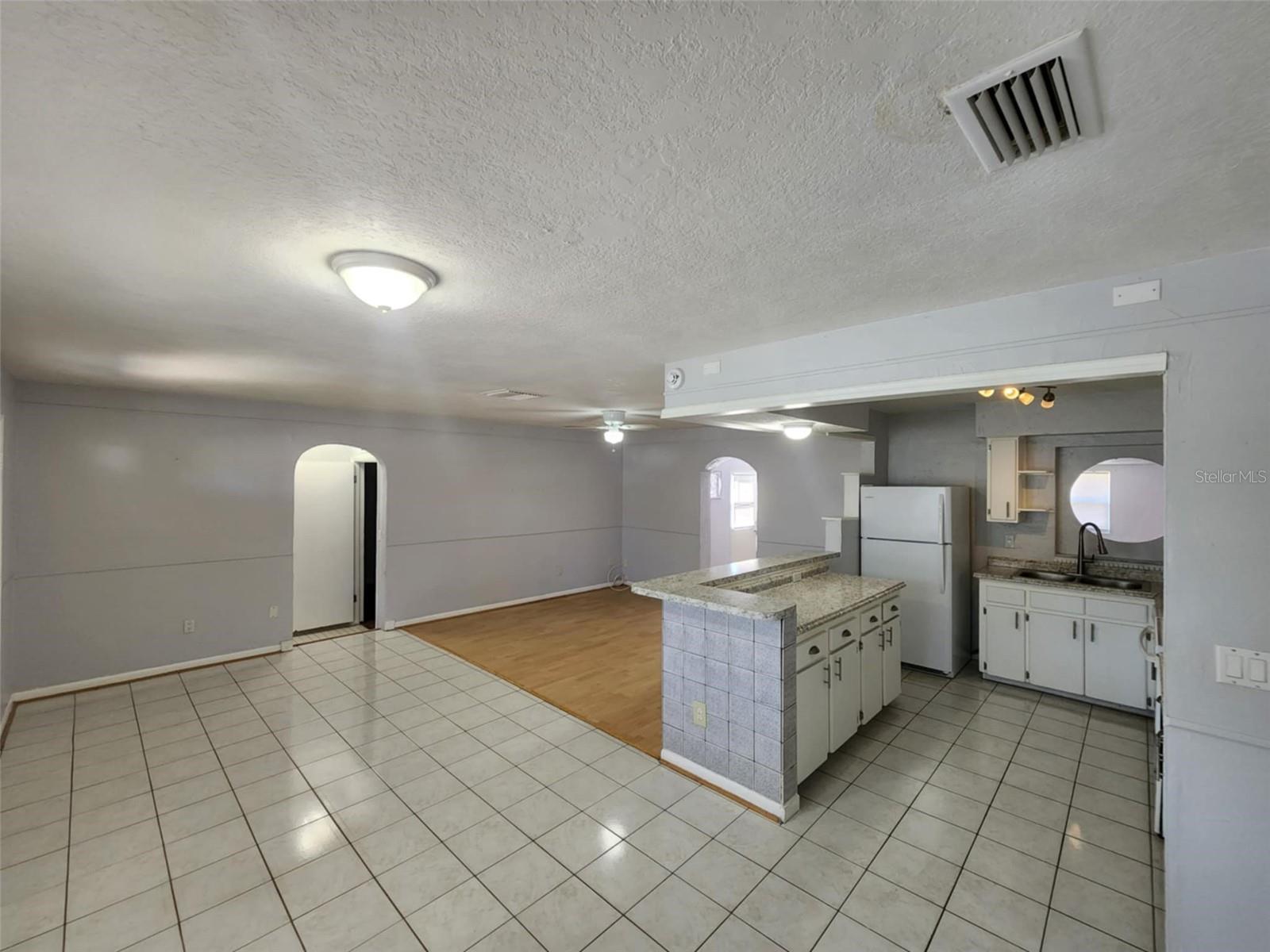 Listing photo id 4 for 6819 Treehaven Drive