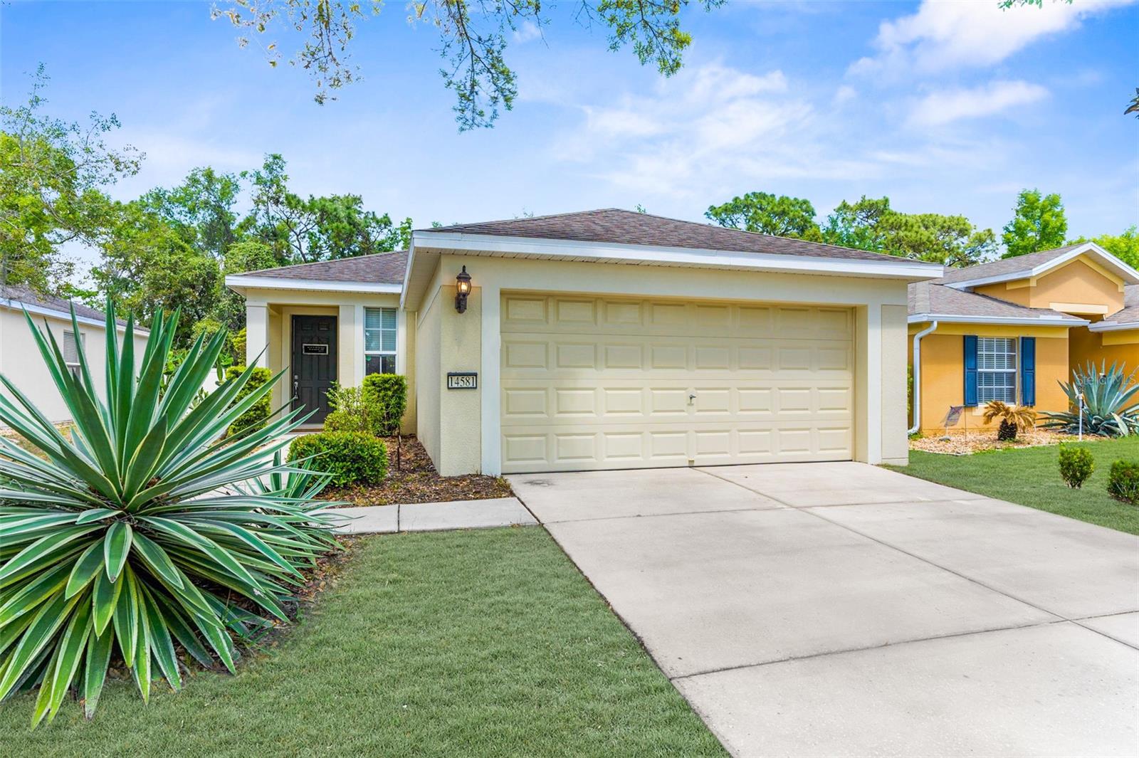 Listing photo id 1 for 14581 Wake Robin Drive