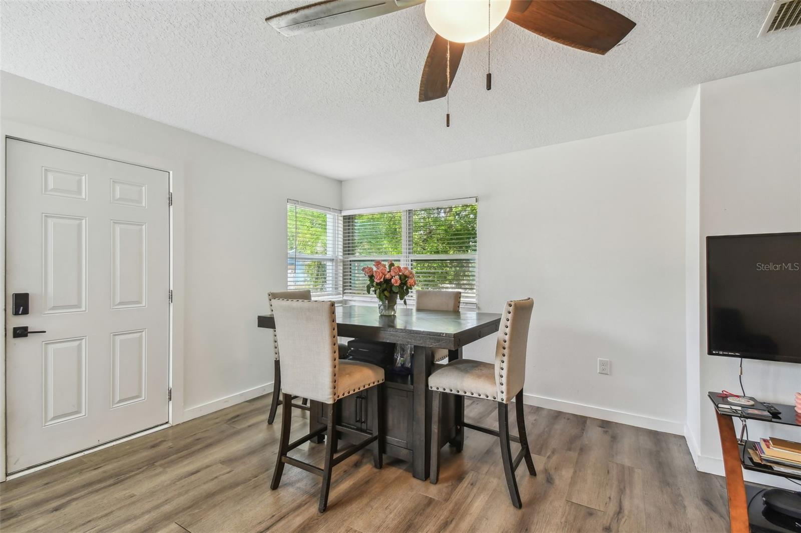 Listing photo id 10 for 1316 Melrose Avenue S