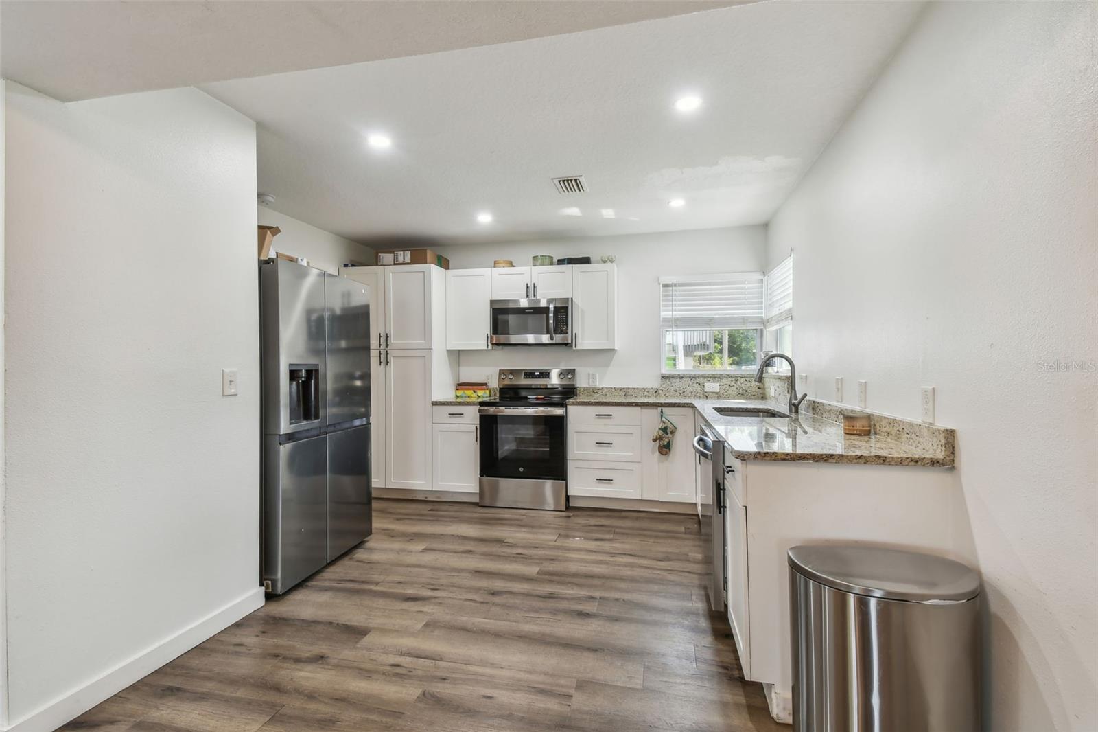 Listing photo id 13 for 1316 Melrose Avenue S