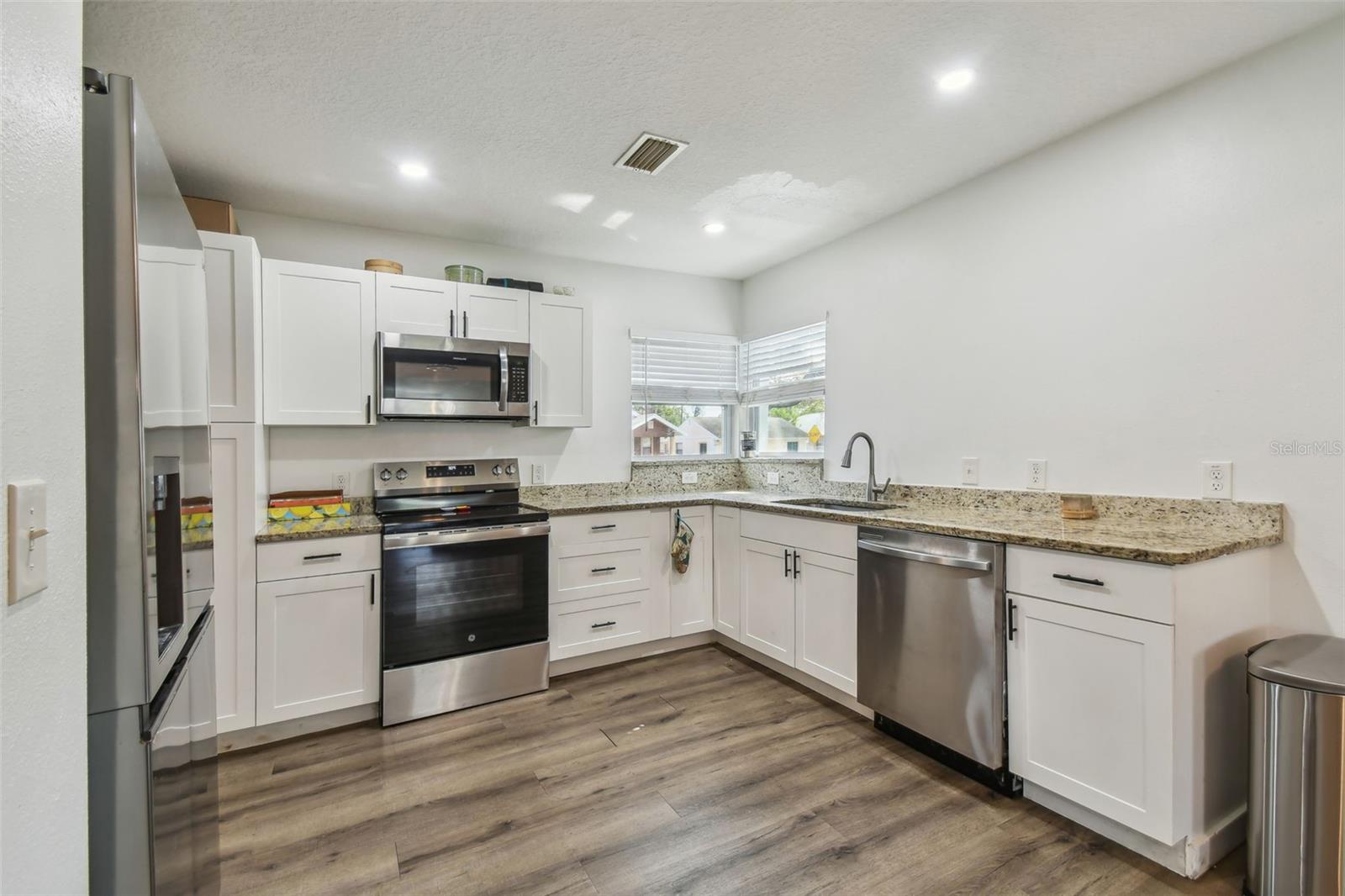 Listing photo id 14 for 1316 Melrose Avenue S