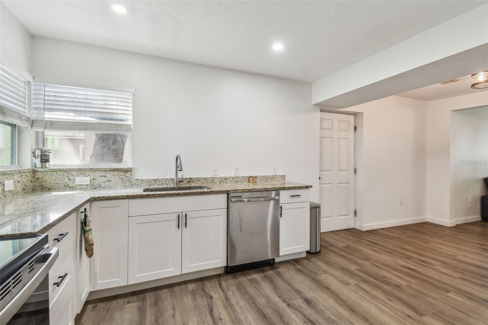 Listing photo id 15 for 1316 Melrose Avenue S