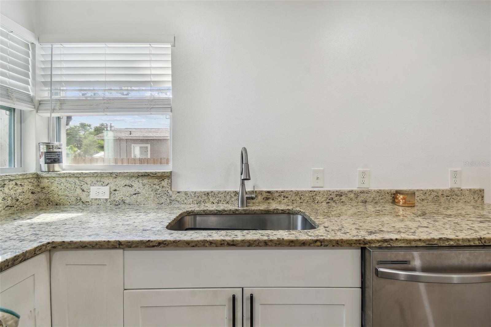 Listing photo id 16 for 1316 Melrose Avenue S