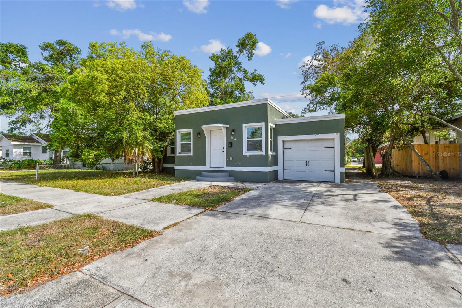 Listing photo id 1 for 1316 Melrose Avenue S