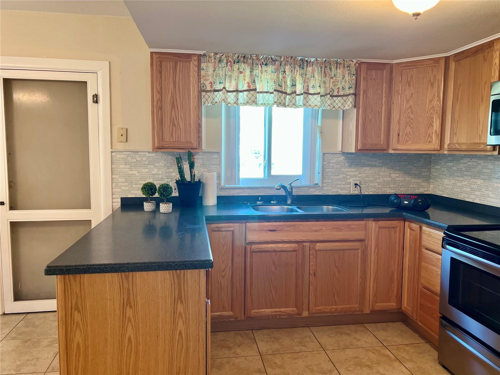 Image 33 of 54 For 4653 Cambridge Avenue 4653