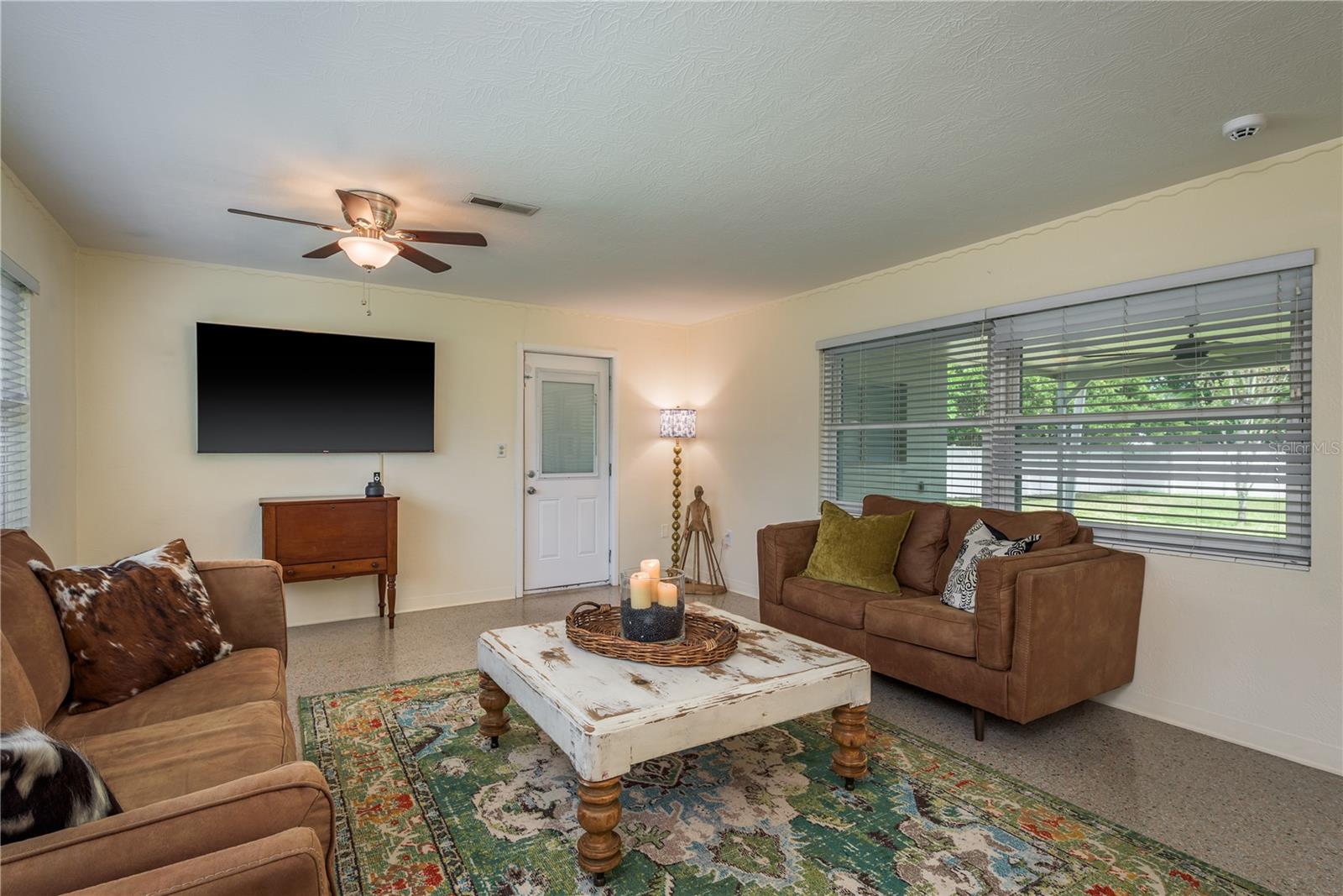 Listing photo id 9 for 37623 Florida Avenue