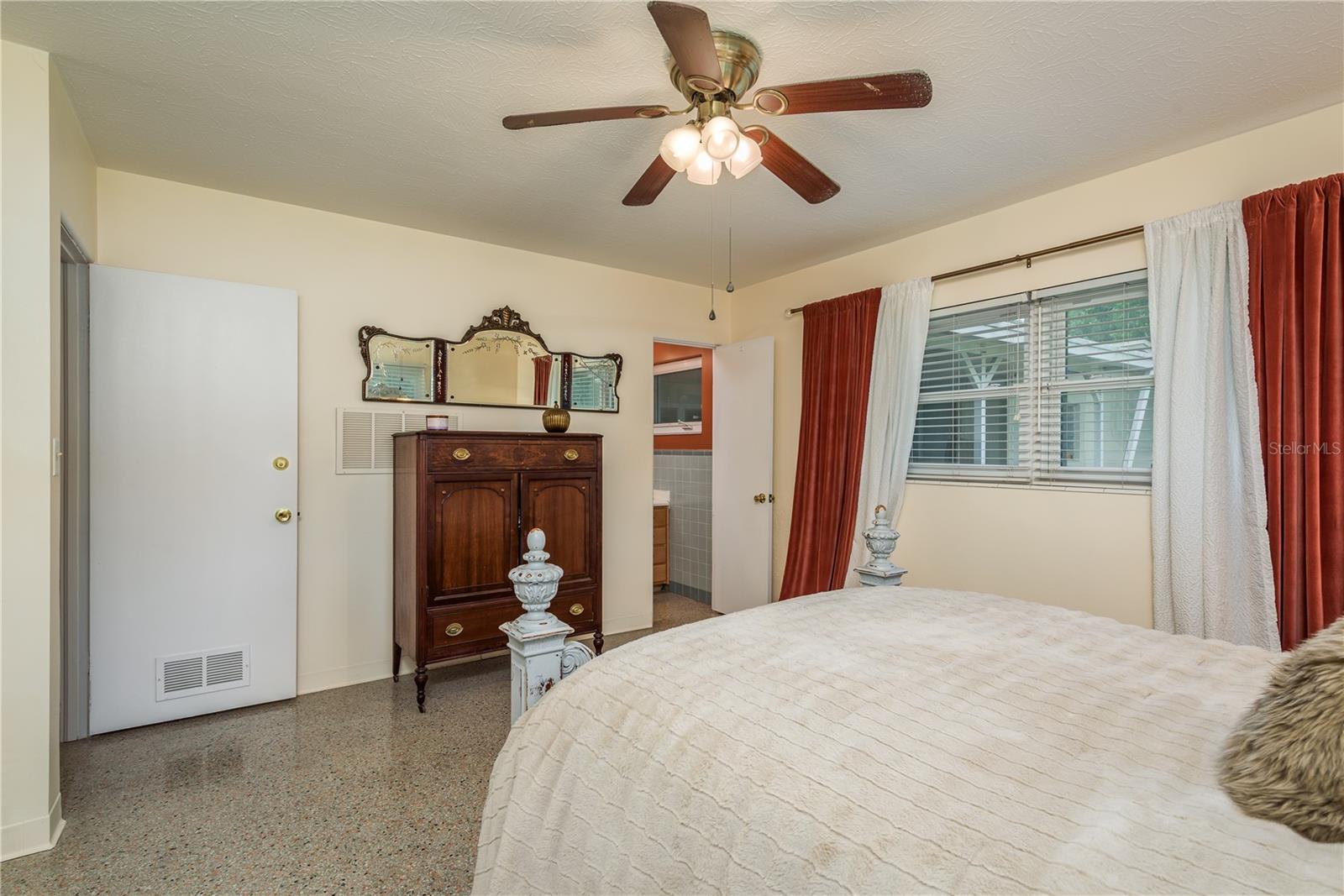 Listing photo id 12 for 37623 Florida Avenue