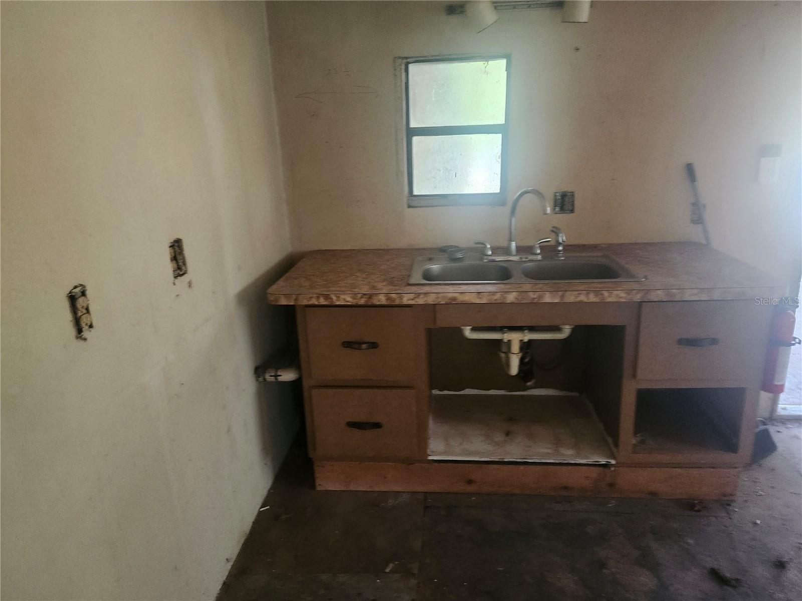 Listing photo id 41 for 13120 Davista Avenue