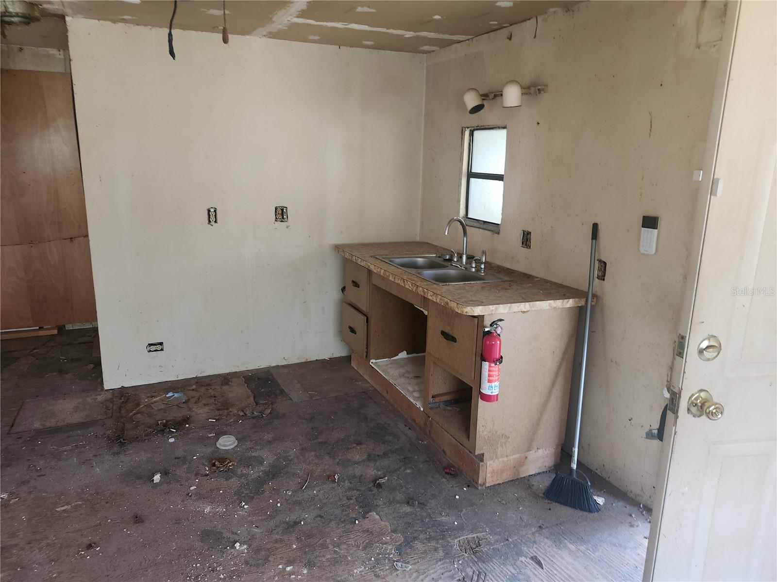Listing photo id 42 for 13120 Davista Avenue