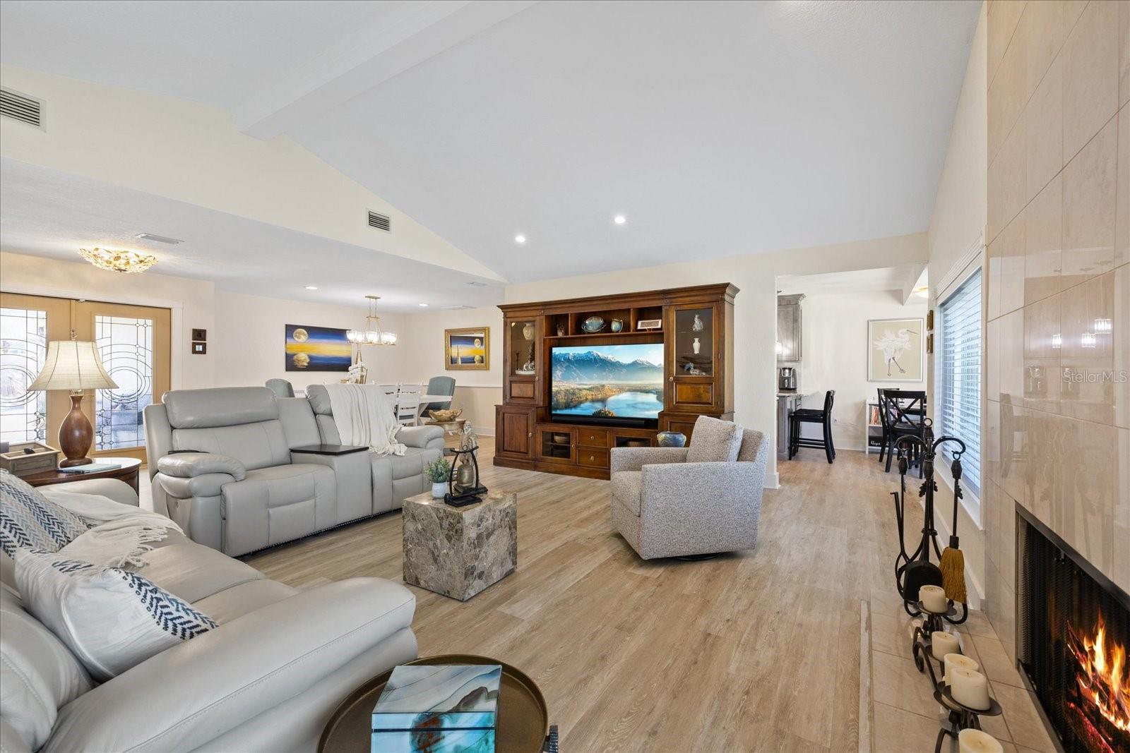 Listing photo id 13 for 5033 Cabrilla Court