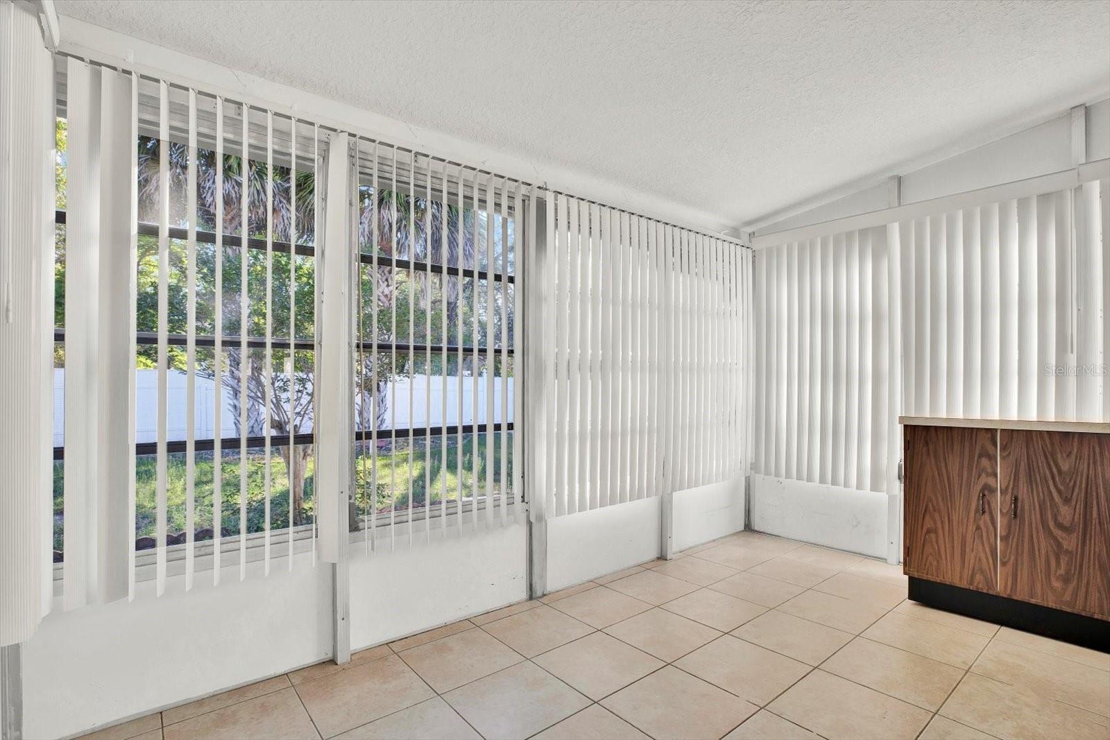Listing photo id 9 for 1054 Embassy Avenue