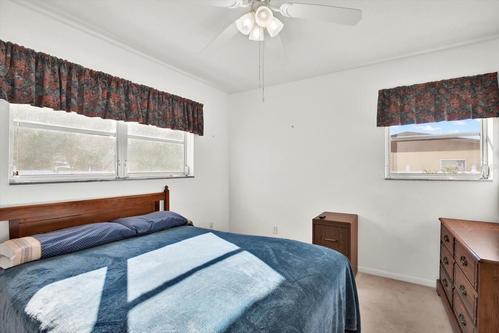Listing photo id 13 for 1054 Embassy Avenue