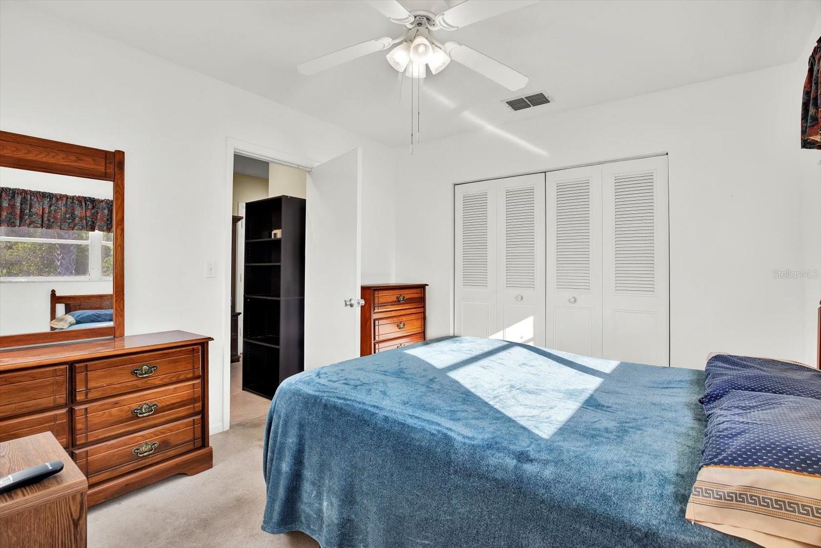 Listing photo id 14 for 1054 Embassy Avenue