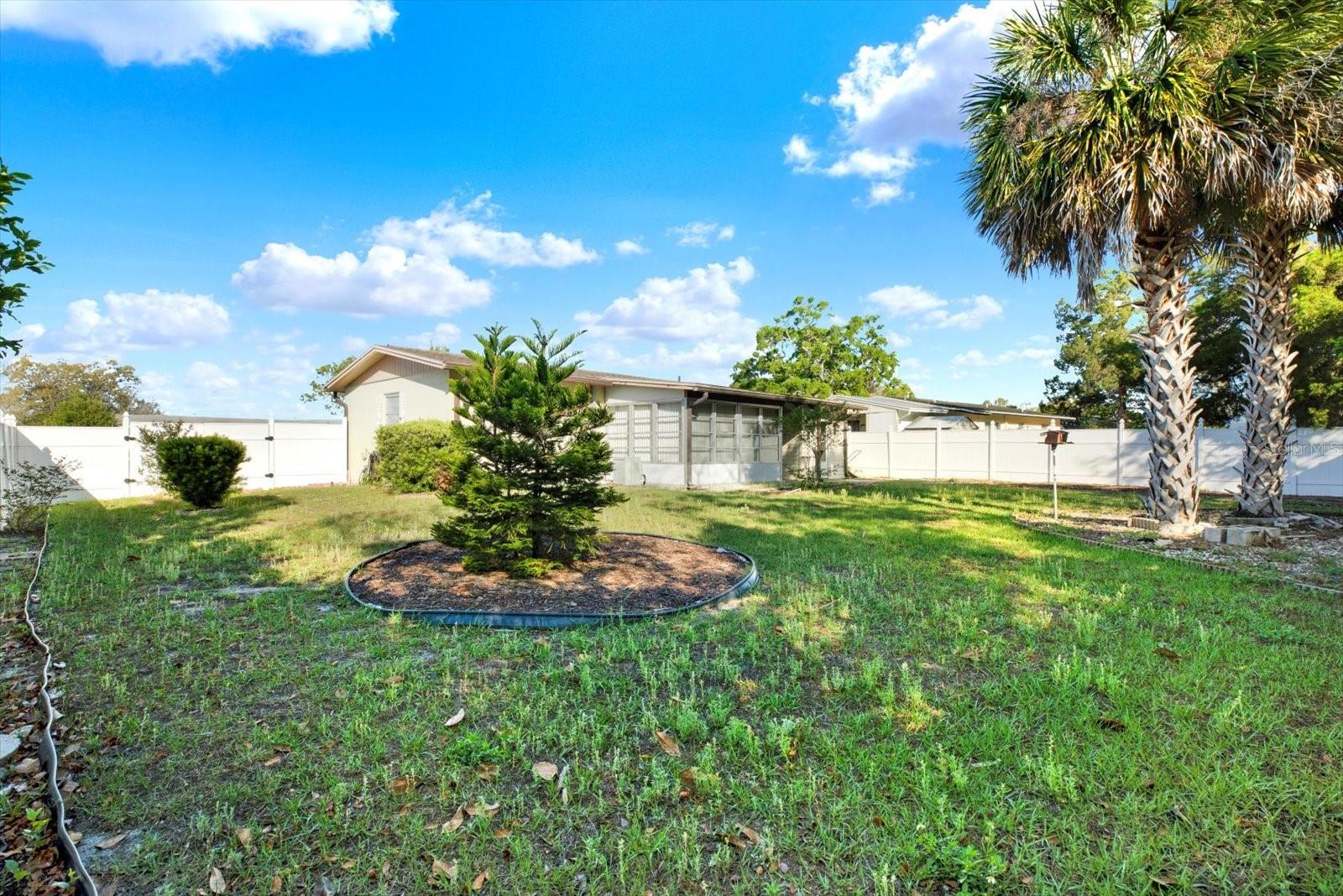 Listing photo id 17 for 1054 Embassy Avenue