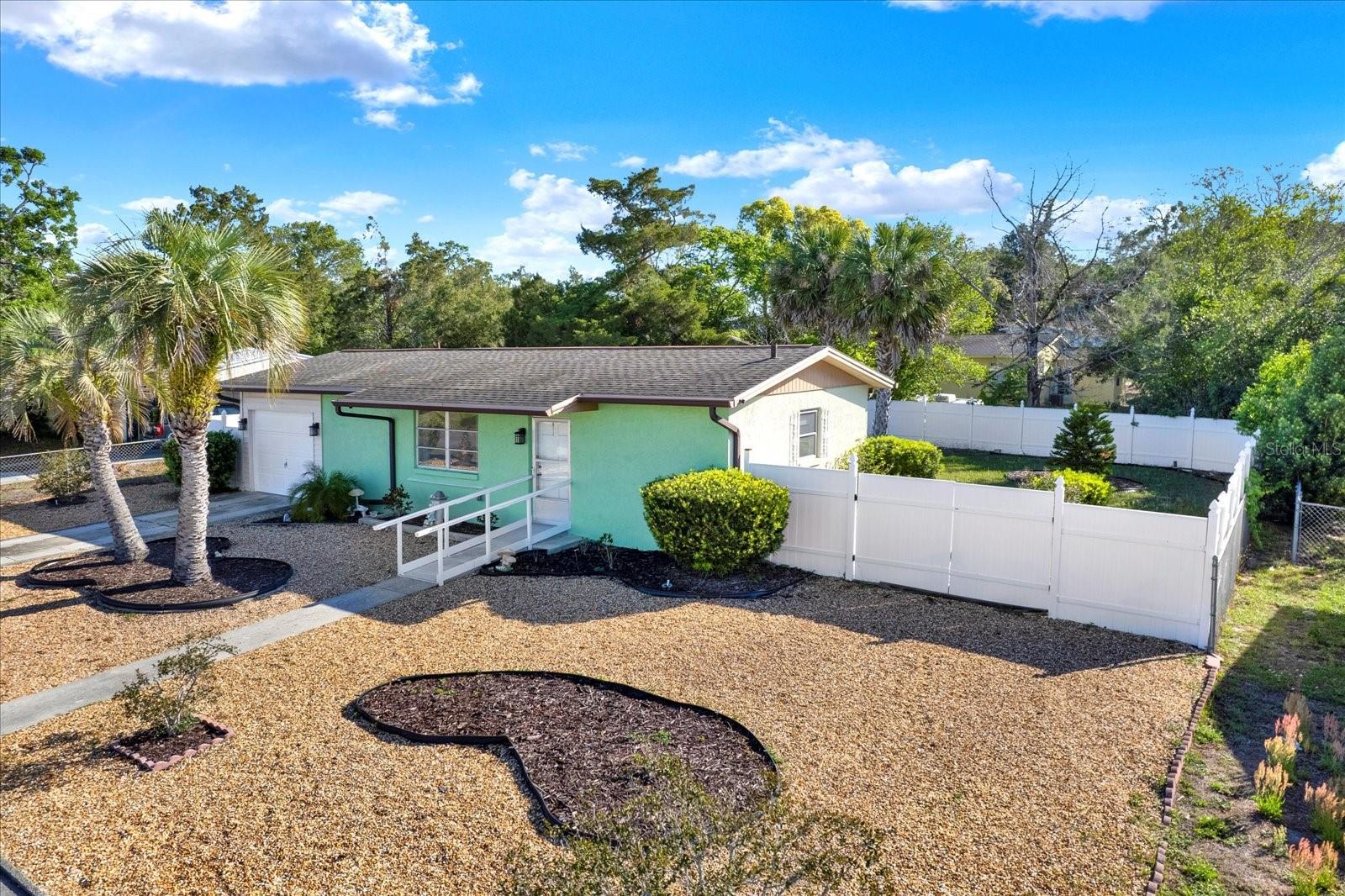 Listing photo id 18 for 1054 Embassy Avenue