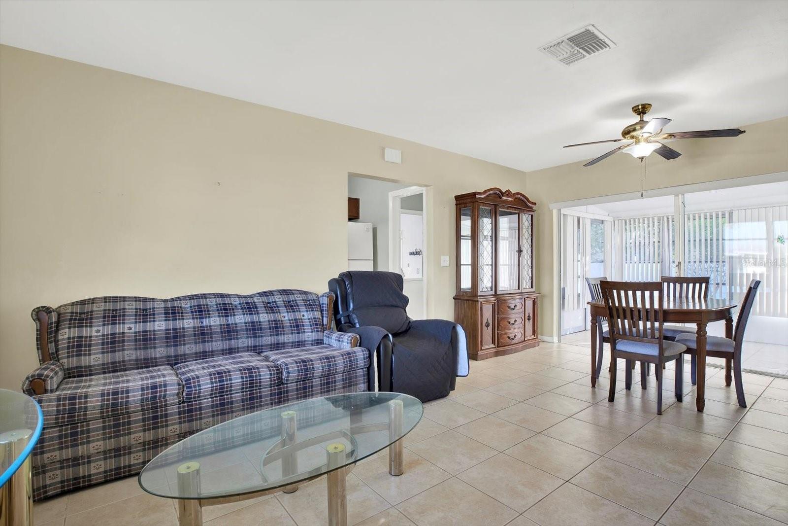 Listing photo id 2 for 1054 Embassy Avenue