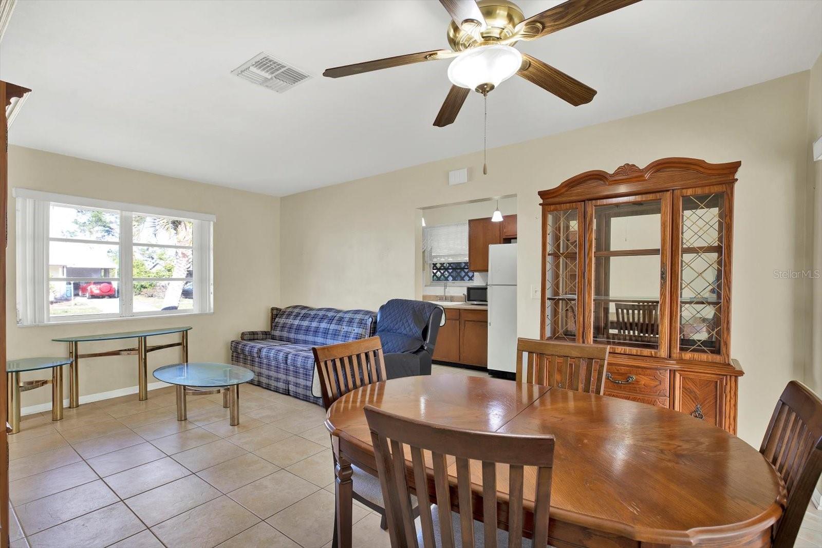 Listing photo id 4 for 1054 Embassy Avenue