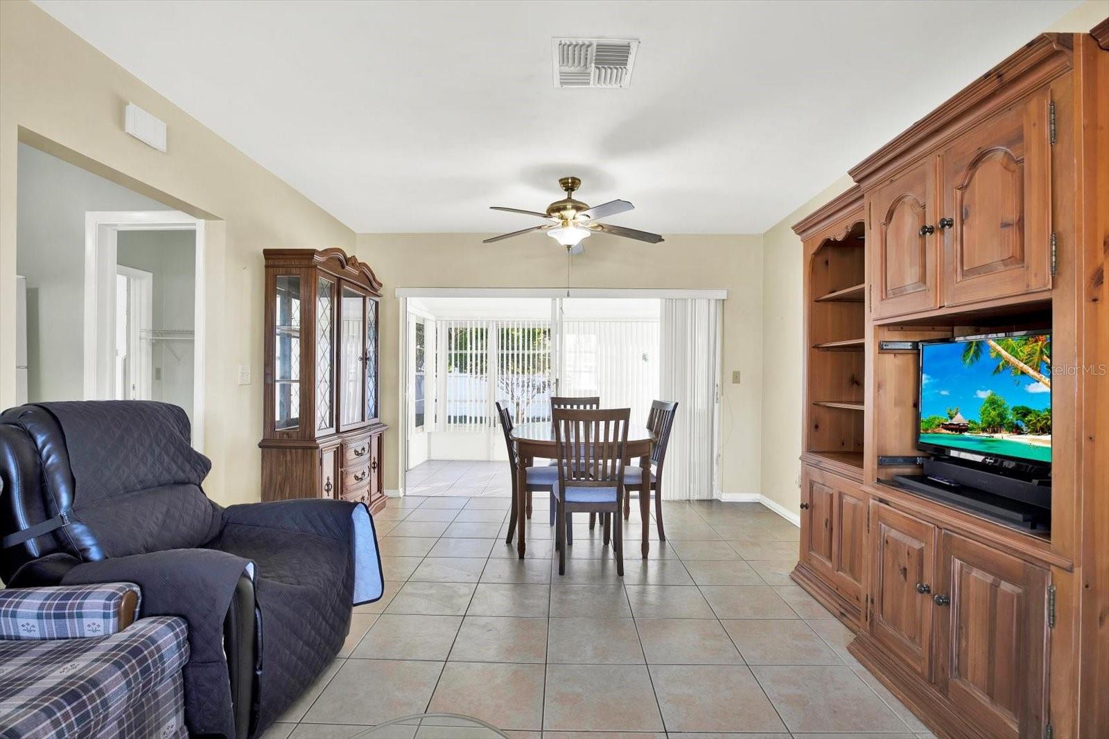 Listing photo id 5 for 1054 Embassy Avenue