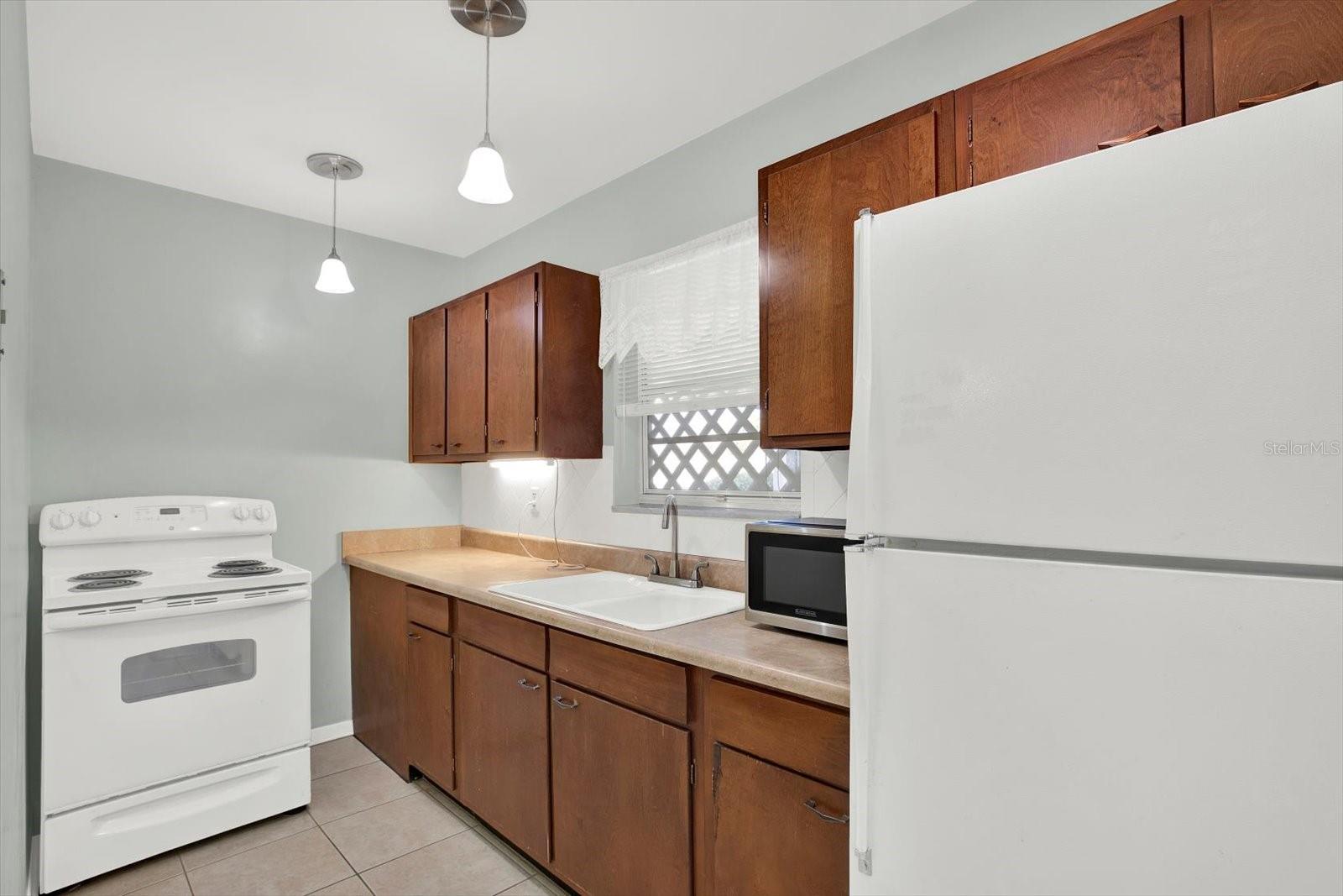 Listing photo id 7 for 1054 Embassy Avenue
