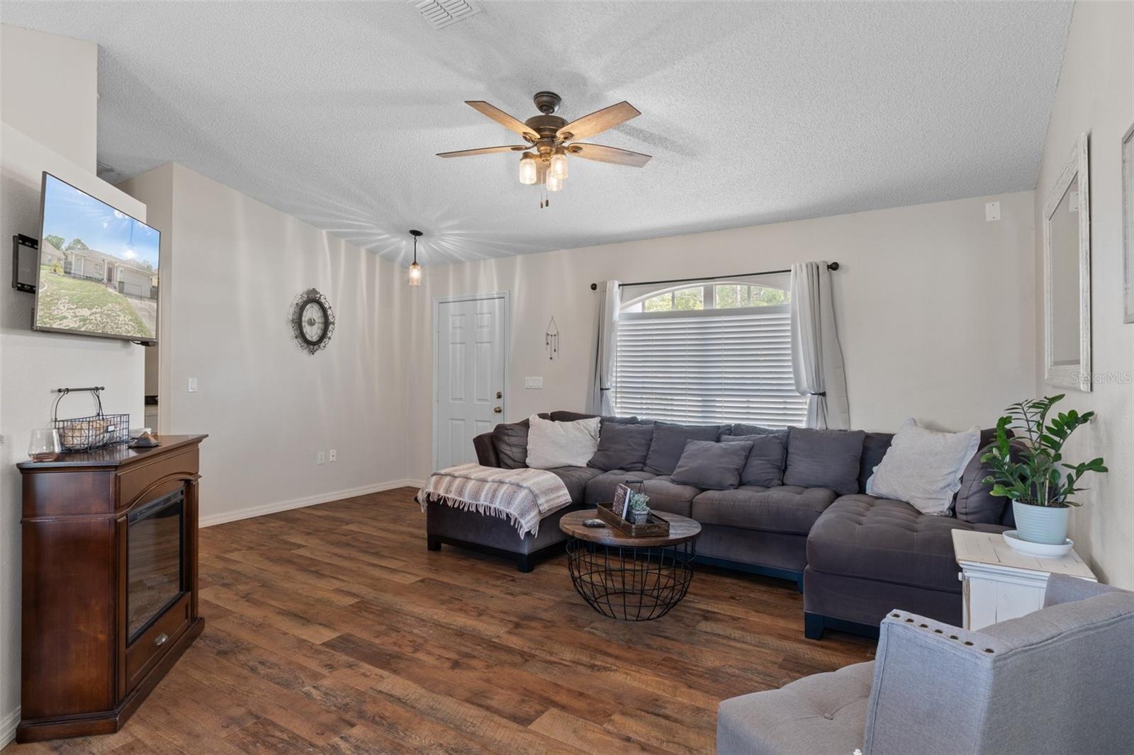 Listing photo id 8 for 3345 Carmen Avenue