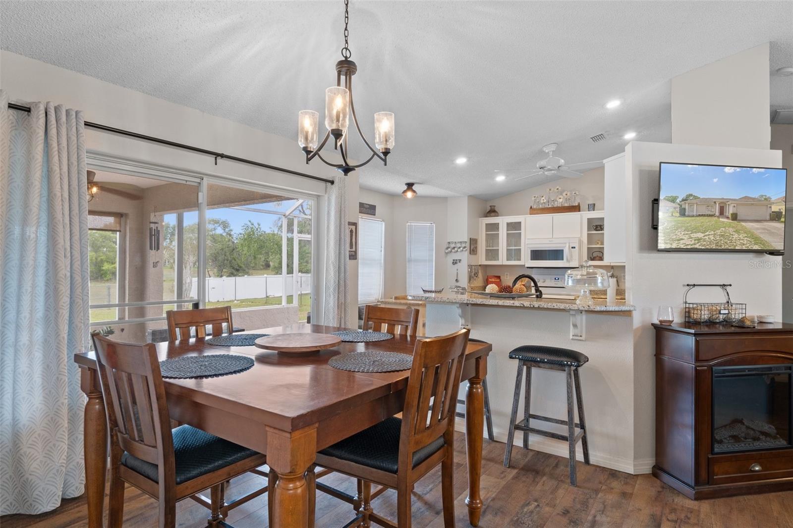 Listing photo id 10 for 3345 Carmen Avenue