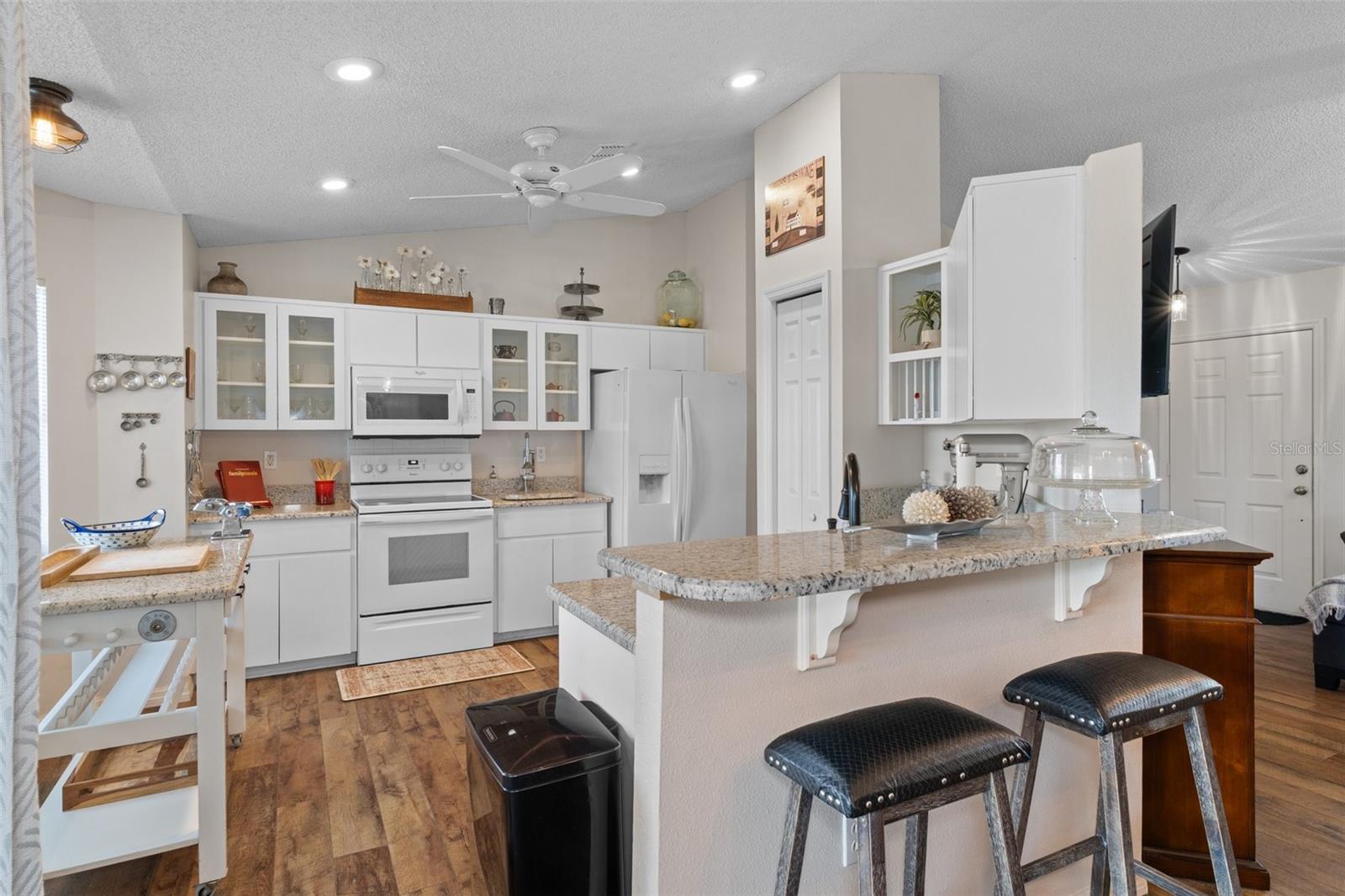Listing photo id 13 for 3345 Carmen Avenue