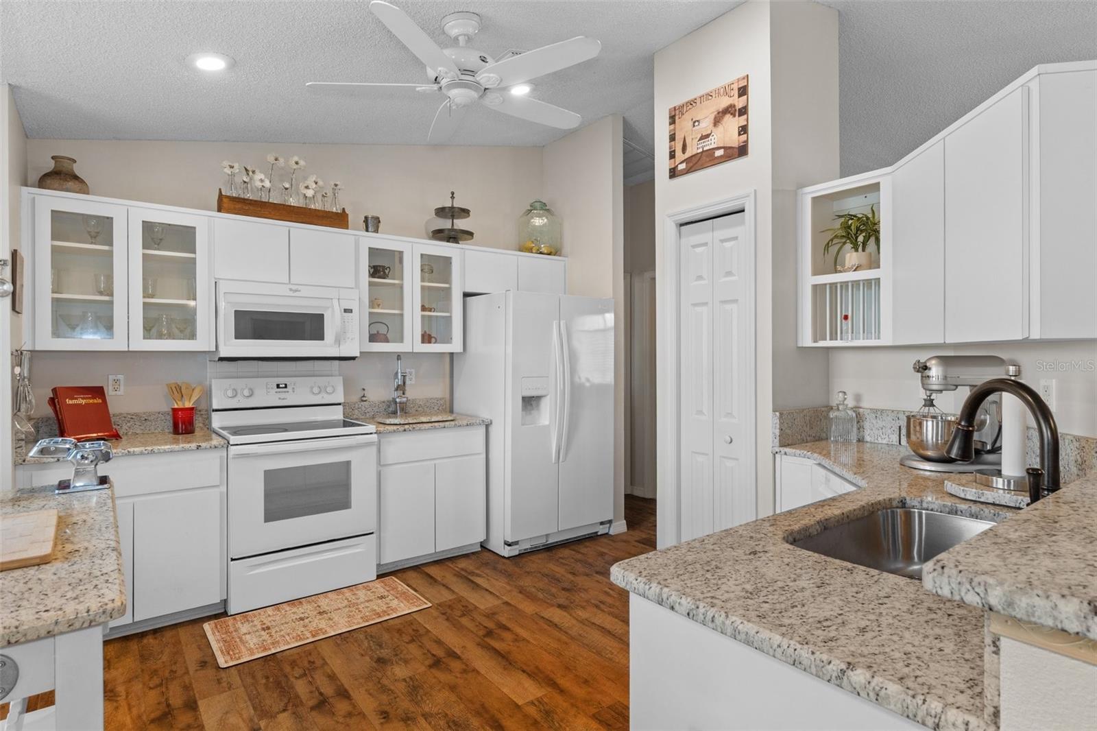 Listing photo id 14 for 3345 Carmen Avenue