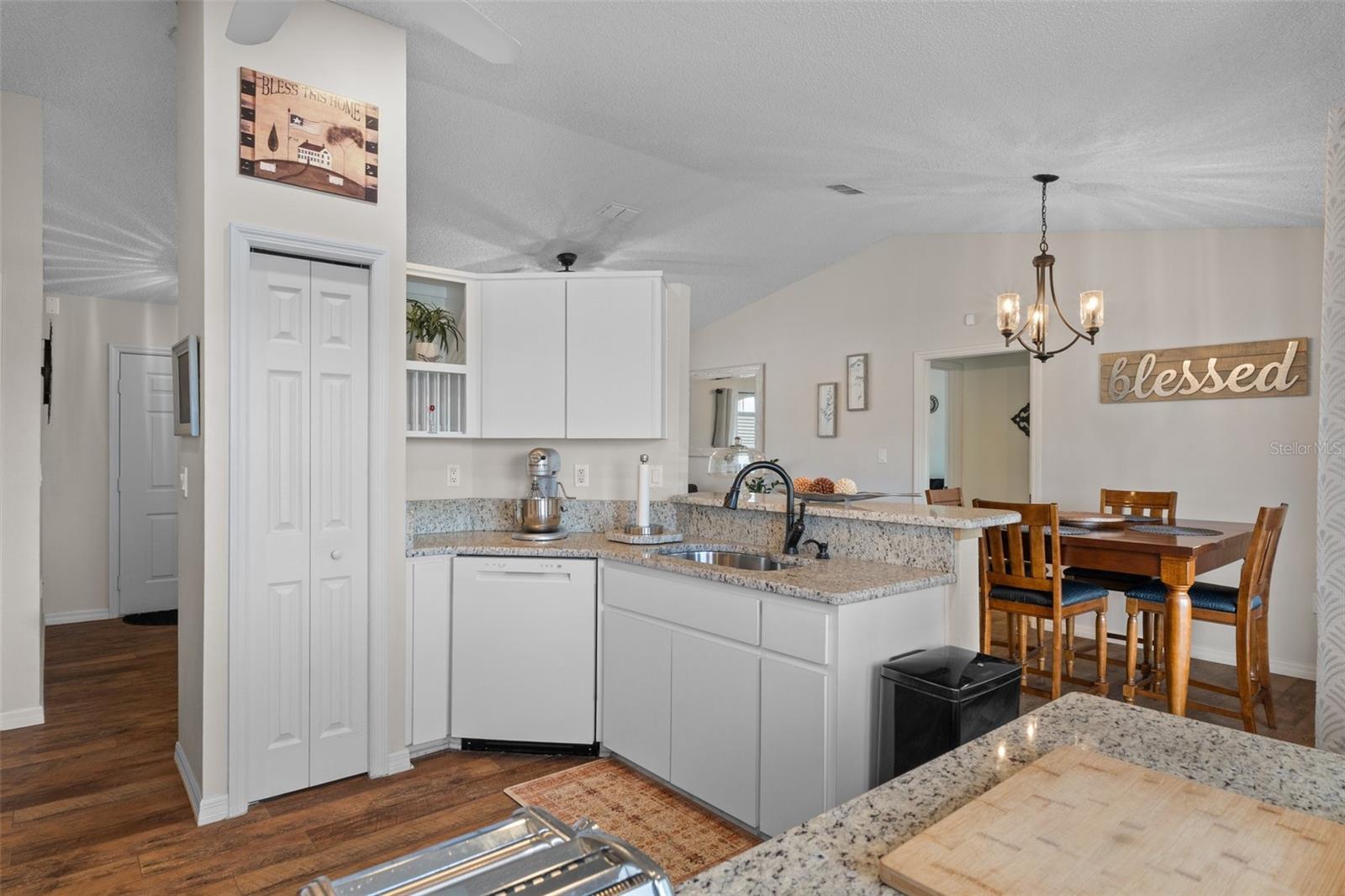 Listing photo id 15 for 3345 Carmen Avenue
