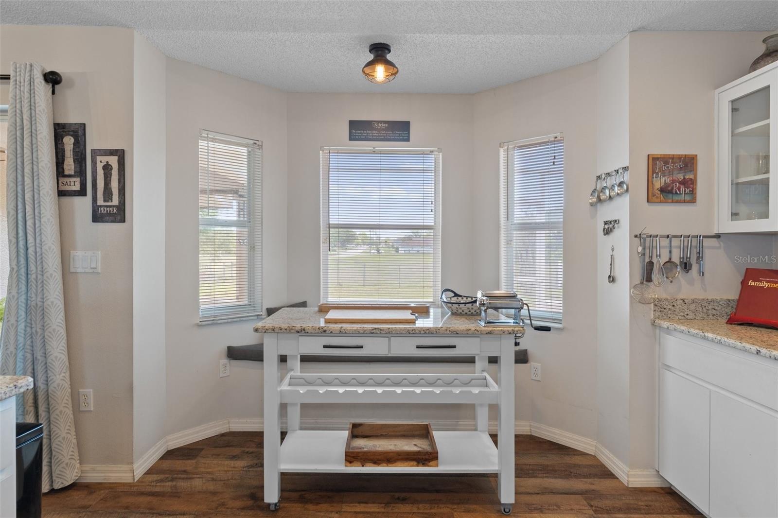 Listing photo id 17 for 3345 Carmen Avenue