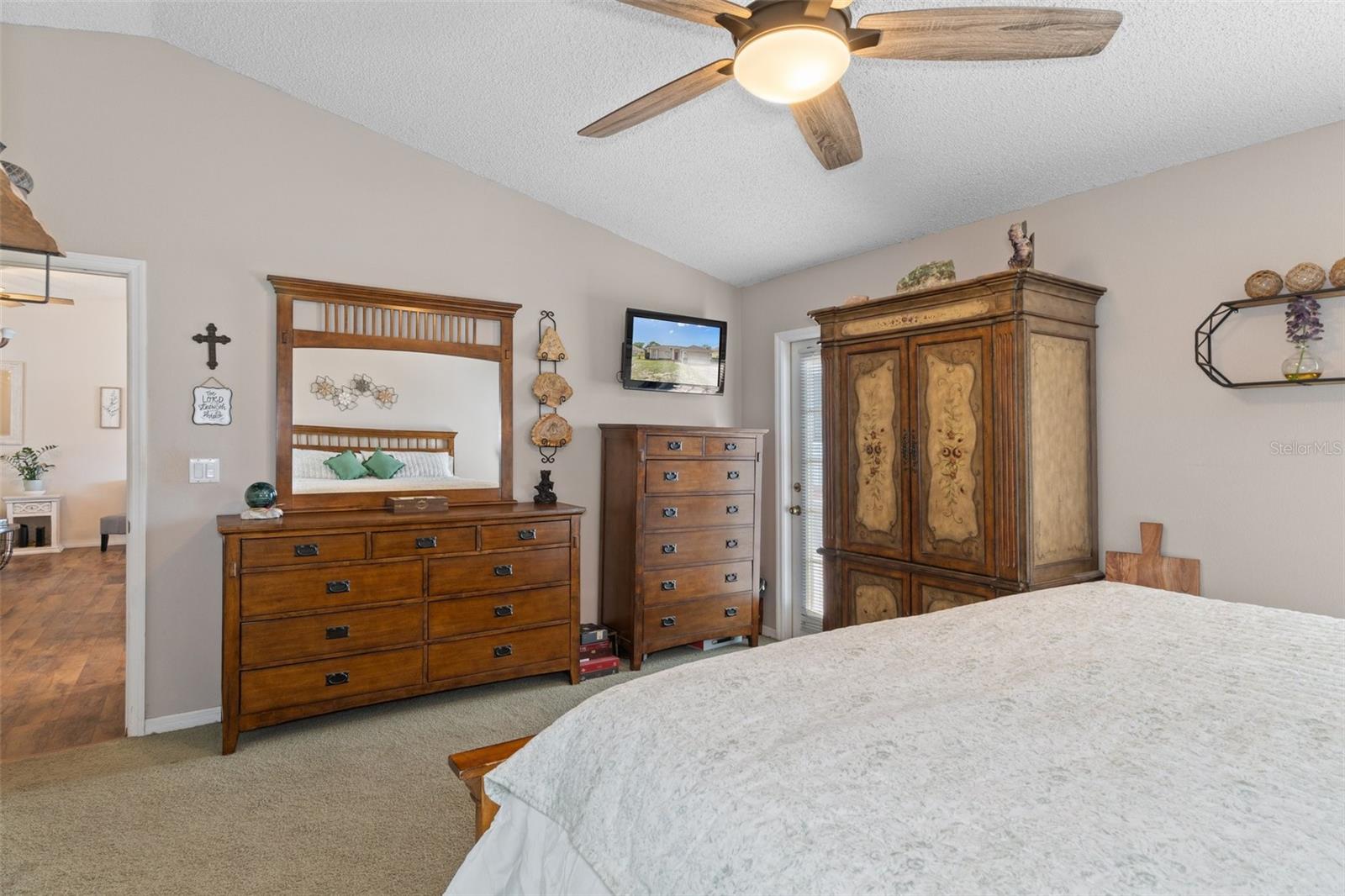 Listing photo id 19 for 3345 Carmen Avenue