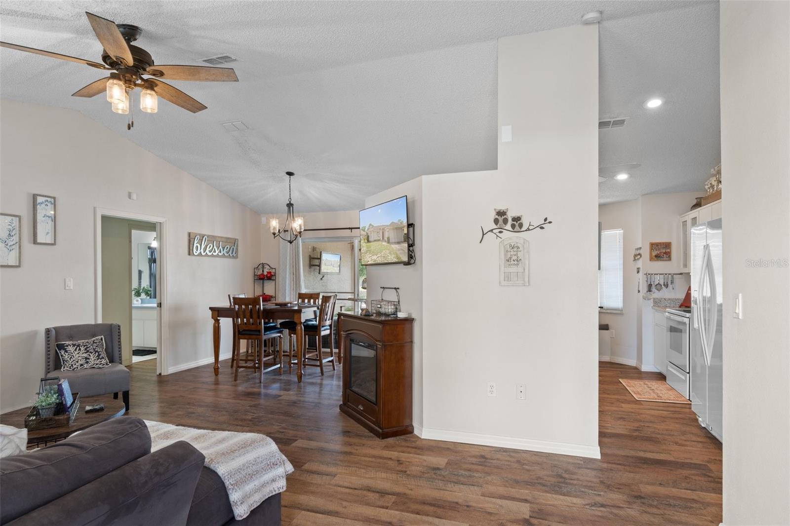 Listing photo id 5 for 3345 Carmen Avenue