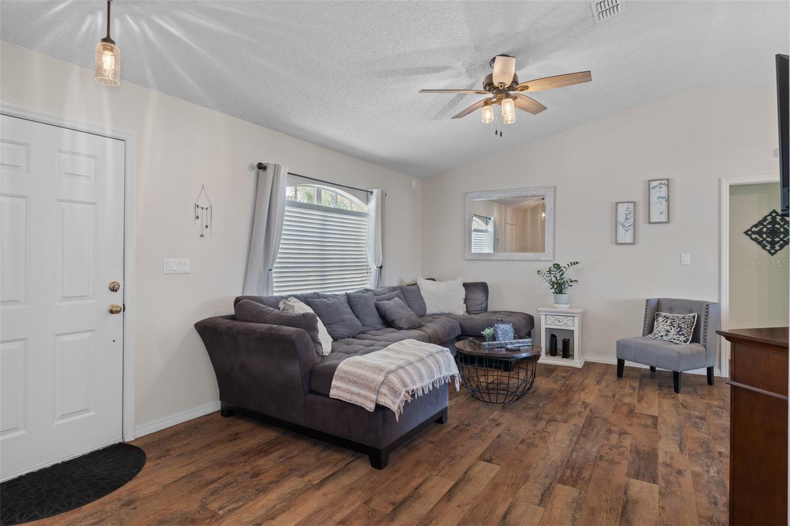 Listing photo id 6 for 3345 Carmen Avenue