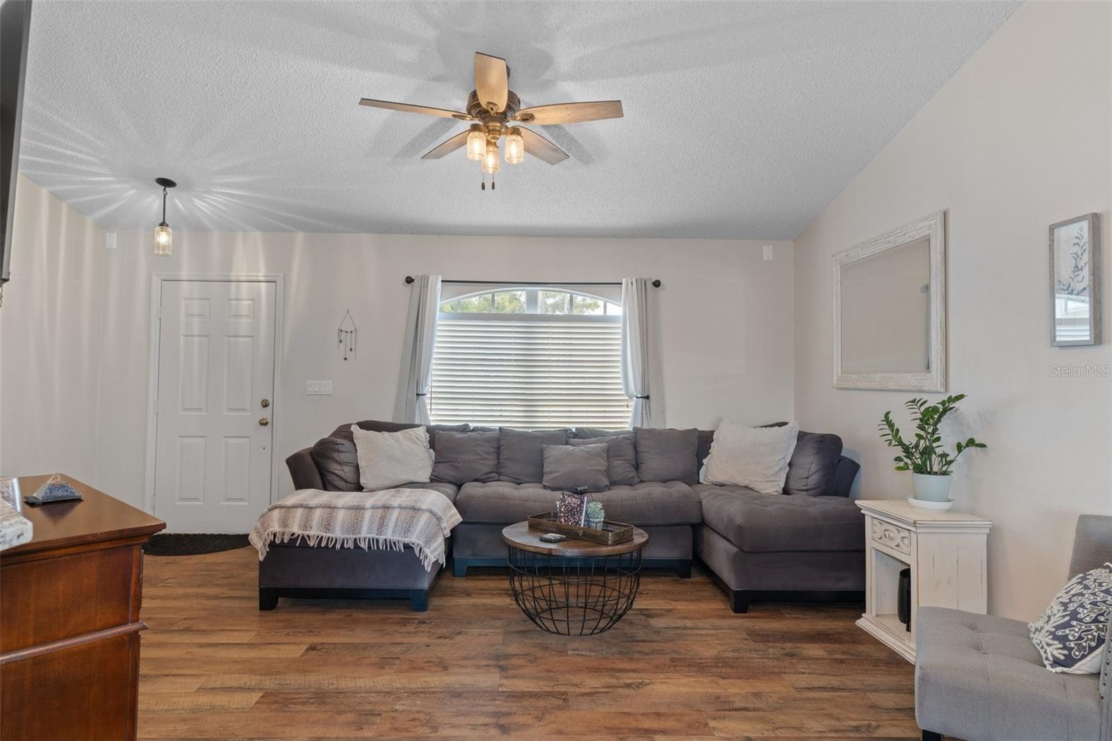 Listing photo id 7 for 3345 Carmen Avenue