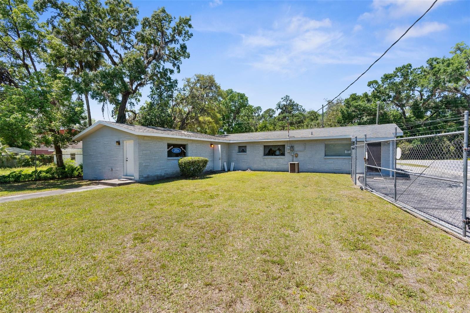 Image 4 of 40 For 1340 Howell Avenue
