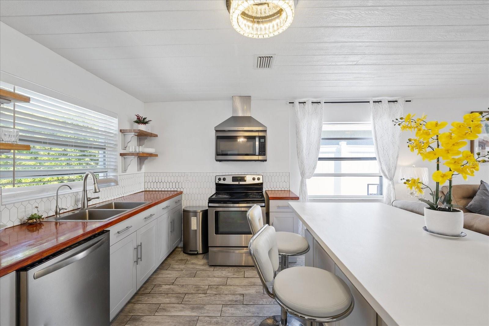 Listing photo id 15 for 5106 Blue Heron Drive